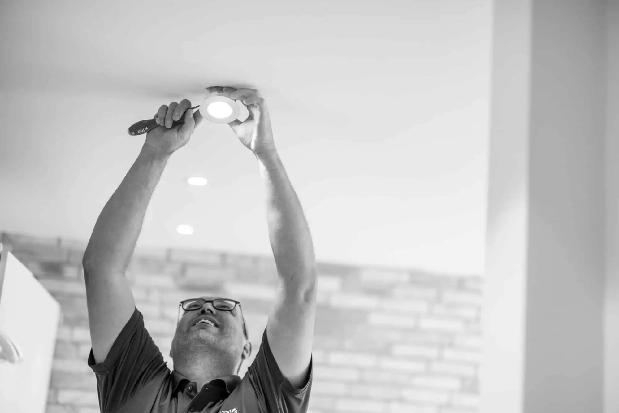 Elektriker monterer en loftlampe