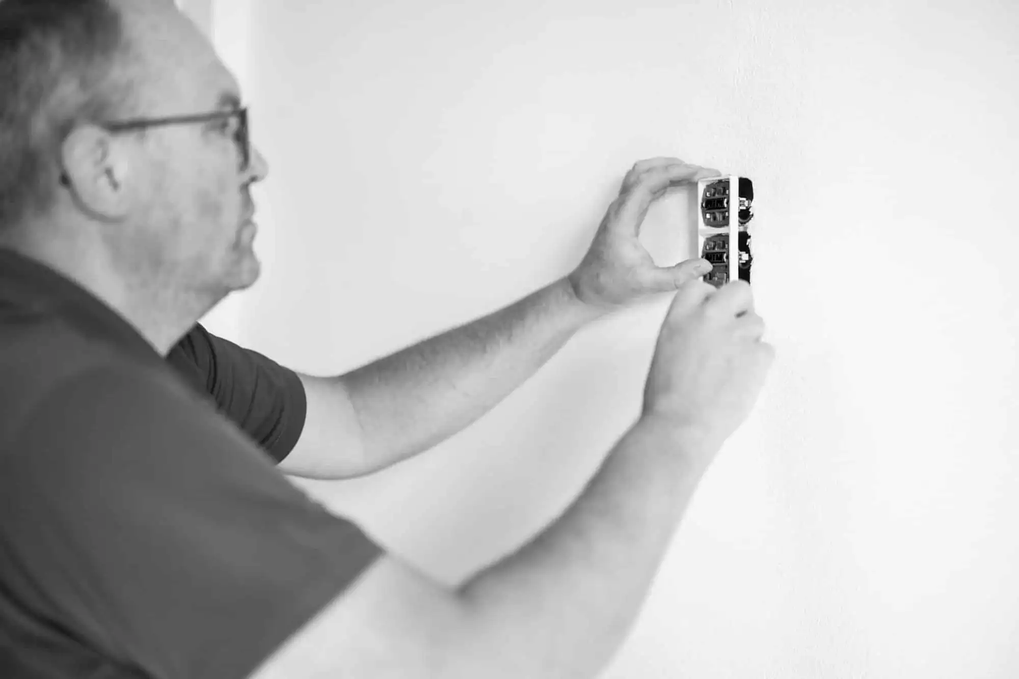 Elektriker monterer en stikkontakt