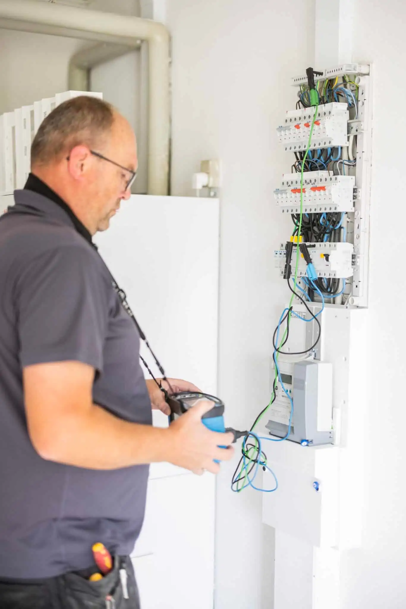 Elektriker fra Jacobs-elteknik arbejder ved en eltavle